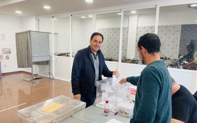 El candidato a la Alcaldía de Finestrat, Juanfran Pérez Llorca, ejerce su derecho al voto en este 28M